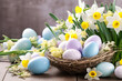 Ostern Dekoration mit bunten Blumen und Ostereiern
