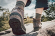 Nahaufnahme der Schuhe eines Wanderers beim Laufen, Elbsandsteingebirge, Sachsen, Deutschland