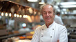 Portrait d'un chef cuisinier dans sa cuisine de restaurant français