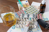 Fototapeta  - Tabletten, Alkohol, Geld und Autoschlüssel. Drogen während der Autofahrt verboten