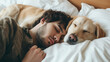 Mann mit Hund liegen im Bett schlafen und kuscheln