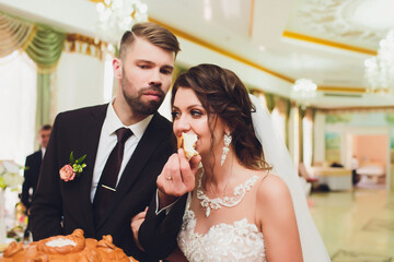 Wall Mural - groom and bride with a bouquet, posing in their wedding day. Enjoy a moment of happiness and love.