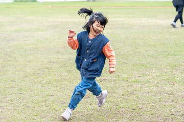 台湾台北市大同区の大きな公園で遊ぶ台湾人の小さな女の子の子供 A child of a little Taiwanese girl playing in a big park in Datong District, Taipei City, Taiwan