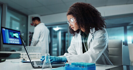 Aufkleber - Scientist, woman and typing on laptop with test tube for chemistry, research or experiment at lab. Science, computer and serious medical professional in development of cure, biotechnology or study
