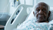 Homem afro deitado em um leito de hospital 