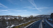 Winterwetter mit Schnee In Marburg, Blick von Brücke über Autostraße