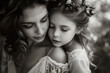 Liebevolle Mutter mit ihrer Tochter in einer Umarmung