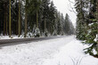 winterliche Verkehrsbedingungen auf einer Strasse im Erzgebirge 