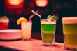 Giftiger Cocktail in einer Bar