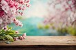 Frühlingshafte Vorlage mit Blüten und Blumenvase auf Holztisch