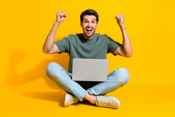 Aufkleber - Full length photo of good mood lucky guy wear khaki t-shirt winning game modern gadget isolated yellow color background