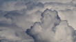 Vue rapprochée de cumulus et de cumulonimbus, dans un ciel de traîne