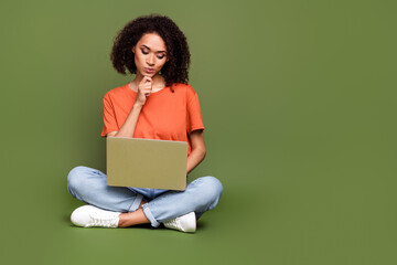 Canvas Print - Full length photo of suspicious unsure woman wear orange t-shirt reading emails modern gadget empty space isolated green color background