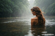 Badende Frau genießt die Stille des Regens im Fluss