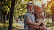 Casal de idosos se abraçando ao ar livre 