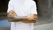 © Krakenimages.com - Confident young latin man standing with arms crossed on a sunny city street
