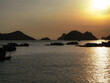 Sonnenuntergang in Vietnam auf der wunderschönen Insel Cat Ba mit Booten und Blick auf ein zauberhaftes Meer