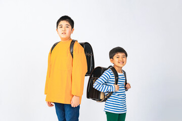 Poster - ランドセルを背負って並ぶ小学生の兄弟