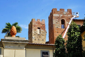 Wall Mural - Twin towers in Vicopisano; Tuscany, Italy