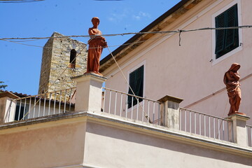 Wall Mural - Glimpse of the town of Vicopisano; Tuscany, Italy