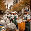 Grupa wolontariuszy zbierająca śmieci w mieście