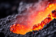Vulkan Lava oder Magma fließ aus Ausbruch einer neuen Erde in heißen vulkanischen flüssigen Stein zur Erneuerung und Erdentstehung mit Feuer und Flamme in glühend heißem orangen Licht gefährlich