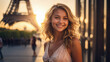 © Wabisabi - Ragazza sorride felice davanti alla Torre Eiffel al tramonto durante una vacanza a Parigi