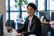 © Maki_Japan - 同僚と一緒にワークスペースで働く笑顔の男性会社員（サテライト・会議）