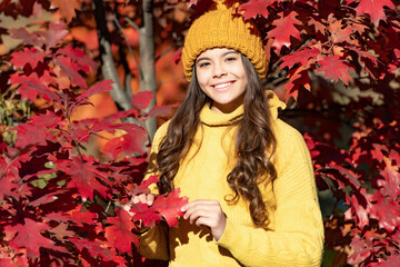 Canvas Print - Child girl in autumn fall park outdoor, kids fun face. smiling teen child in hat at autumn leaves on natural background