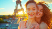 Ragazze Sorridono Felici Davanti Alla Torre Eiffel Al Tramonto Durante Una Vacanza A Parigi