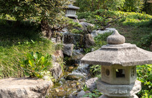 Jardin Japones Con Linternas Verticales De Piedra Gris, Kasuga O Yukimi