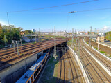Fototapeta Miasto - Eisenbahnkreuz mit Schienen auf verschiedenen Ebenen mit Oberleitungen und Signalanlagen