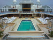 Ruheliegen oder Cabanas auf Sonnendeck von modernem Kreuzfahrtschiff - Sun loungers and deck chairs onboard modern cruiseship cruise ship liner