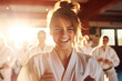 Kinder und Jugendliche im Karateanzug feiern Erfolg bei Gürtelprüfung im Dojo