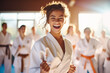 Jugendliche im Karateanzug feiern Erfolg bei Gürtelprüfung im Dojo, Kampfsportschule