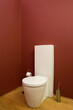casa de banho, sanita moderna em parede em vermelho com chão em madeira 