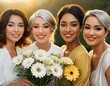 Portret czterech kobiet w różnym wieku i o różnym kolorze skóry i pochodzeniu etnicznym trzymających w dłoniach kwiaty. Dzień kobiet
