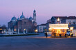 Veduta serale della basilica di Santa Giustina di Padova e della antica giostra in movimento