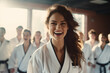 Frauen im Karateanzug freuen sich über bestandene Gürtelprüfung und Fortschritt