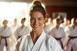 Frauen im Karateanzug freuen sich über bestandene Gürtelprüfung und Fortschritt