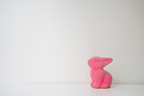 Fototapeta Lawenda - Wielkanocne tło na życzenia lub tapetę z różowym króliczkiem