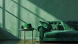 Salón en tonos verdes decorado con sofá y mesita del mismo color,  conteniendo un sombrero verde y una vaso con zumo, con iluminación lateral cruzada