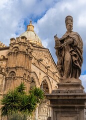 Poster - vertical view of a bishop statue and the Palermo Cathedral