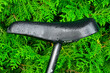 Zbliżenie na mokre stare skórzane siodełko od roweru