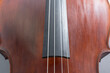 Gebrauchts , verstaubtes Cello, Detail: Griffbrett mit Saiten