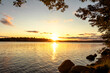 Wunderschönder Sonnenaufgang über einer Insel in den Schären von Stockholm