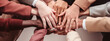Teamarbeit, Einheitskonzept, eine Gruppe von Freunden legt ihre Hände zusammen, Textfreiraum, Arbeitskollegen, Teambuilding