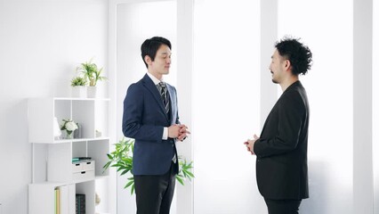 Aufkleber - ロビーで会話するビジネスマン