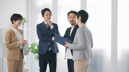 Aufkleber - オフィスで会話するビジネスパーソンのグループ