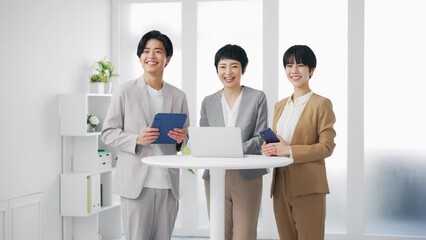 Poster - 笑顔でオフィスに立つビジネスパーソンのグループ